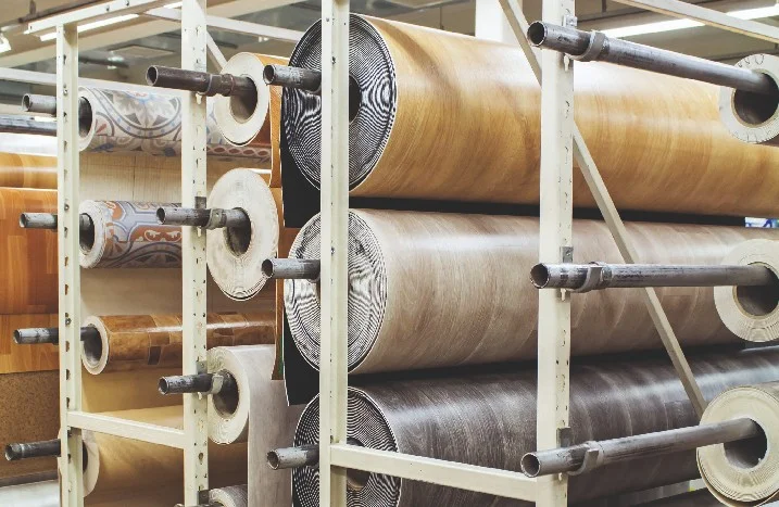 Rollen von verschiedenen Bodenbelägen